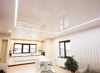 Белый глянцевый натяжной потолок